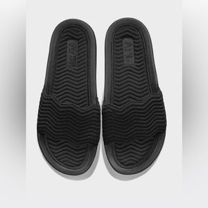 APL ZigZag Slide features our luxurious chevron TechLoom. US size 9